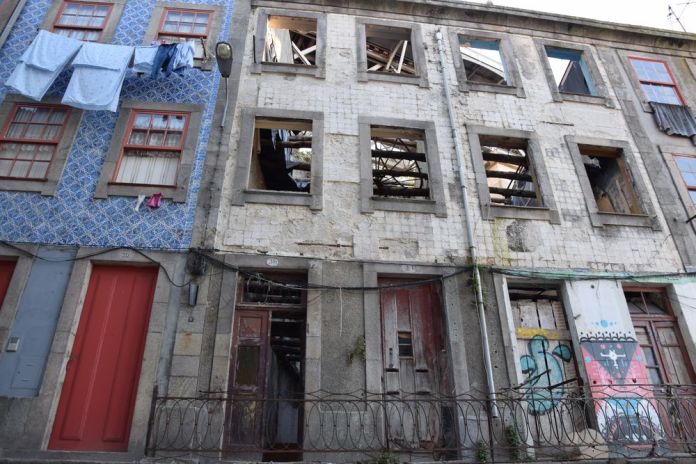 ruelle sous le Louis I à porto portugal vue 8