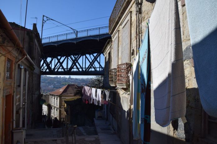 ruelle sous le pont Luis à porto portugal vue 2