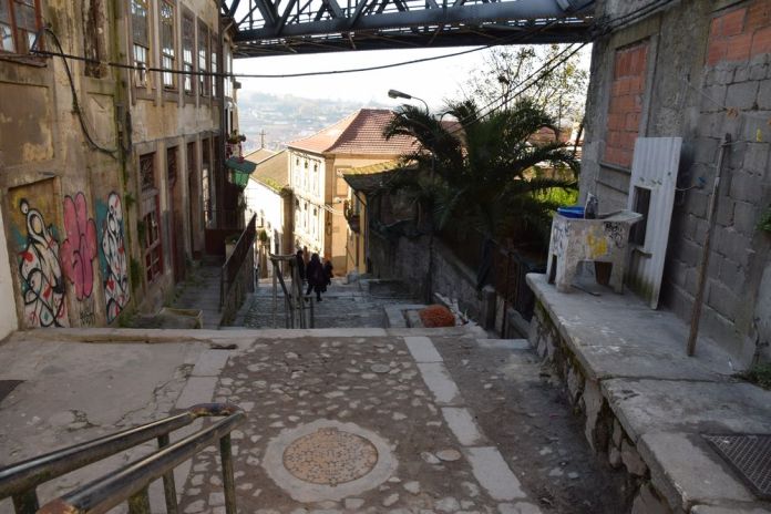 ruelle sous le pont Luis à Porto portugal vue 3