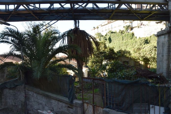 ruelle sous le pont Luis I à porto portugal vue 4