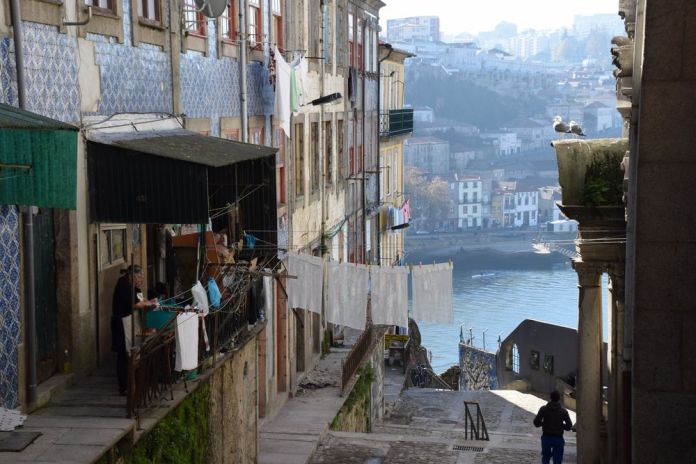 ruelle sous le pont Luis I à porto portugal vue 6