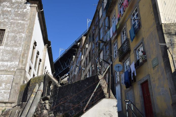ruelle sous le pont Luis I à porto portugal vue 9