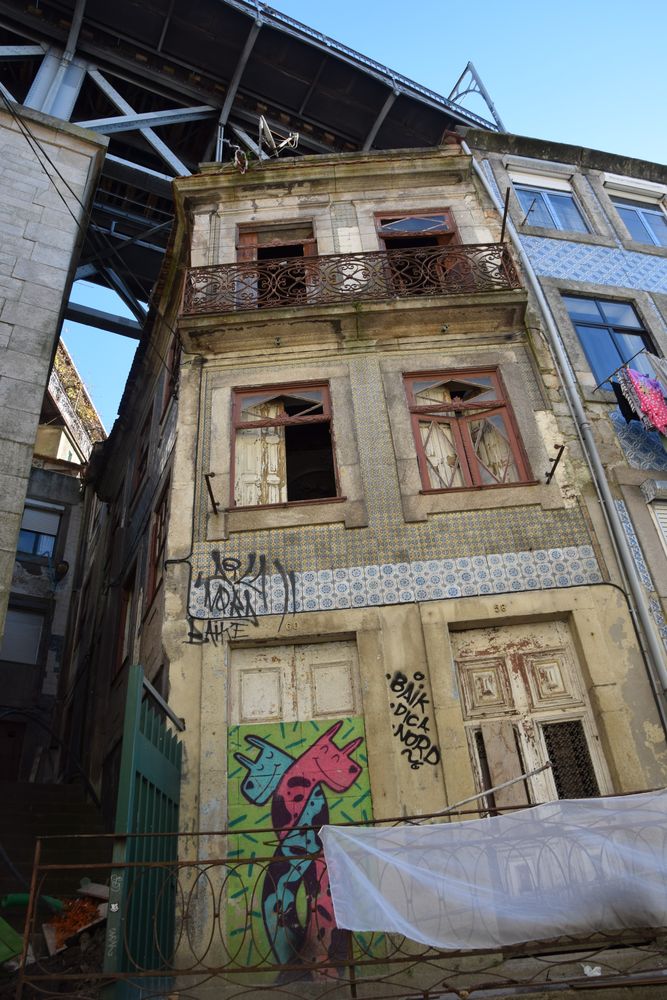 Graffitis à Porto. Photo City Breaks AAA+, Claude Mandraut.