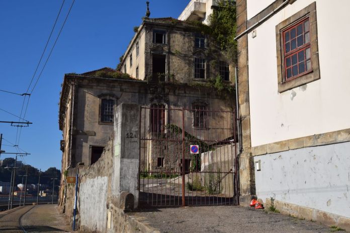 mais elle a été abandonnée Porto Portugal