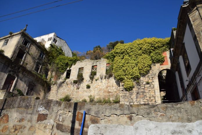 et la destruction par le temps est presque achevée porto portugal