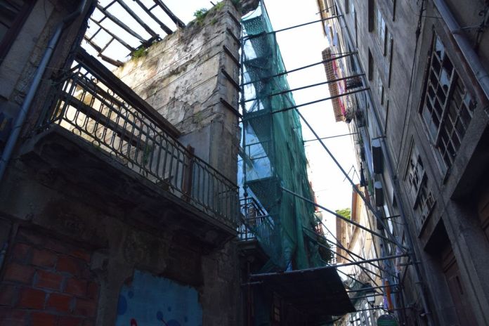 petite rue derrière la Ribeira porto portugal recto