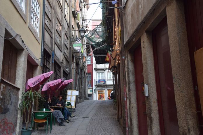 petite rue derrière la Ribeira porto portugal verso
