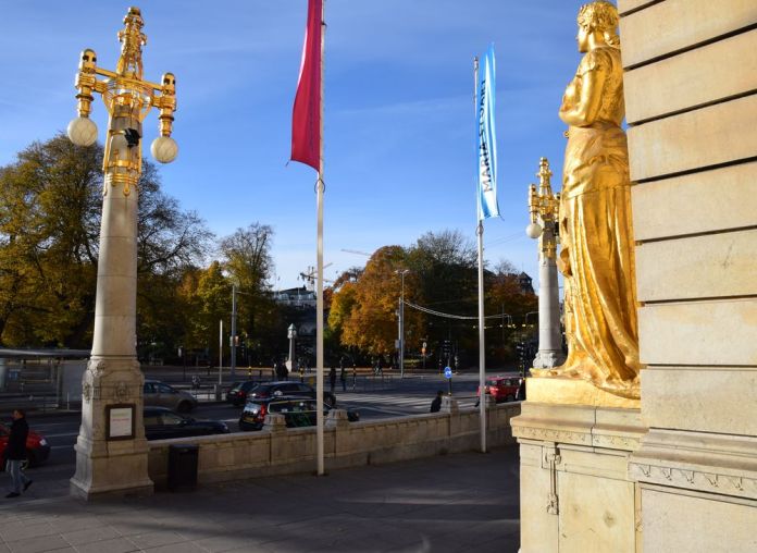 candélabres rehaussés d'or devant le théâtre royal dramatique de stockholm suède