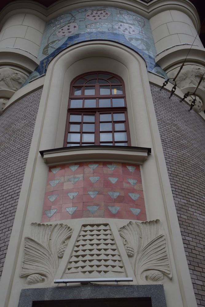 gare yaroslavl tour rebondie motif pommes de pin céramique moscou moscow russie russia