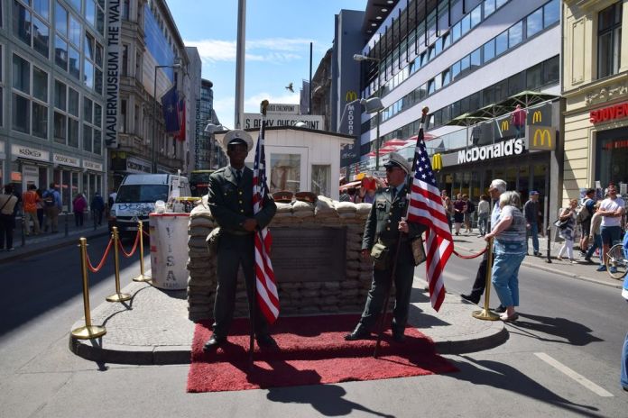 checkpoint charlie Berlin