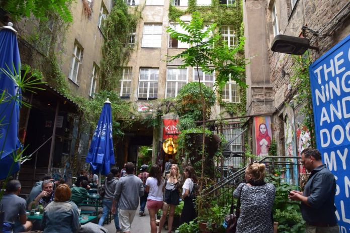 imagination au pouvoir arrière cour berlinoise