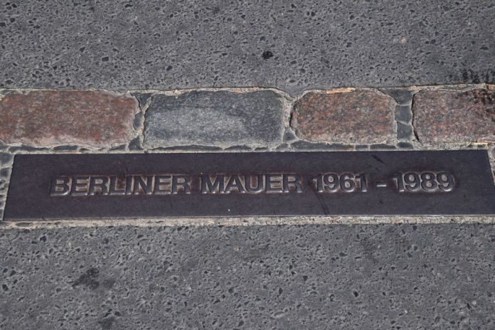 plaque du mur de Berlin