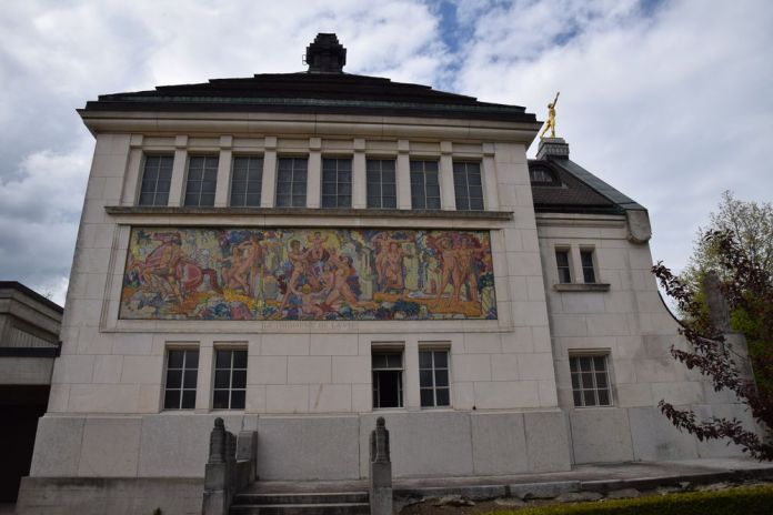 mur crématoire sortie la chaux de fonds suisse switzerland