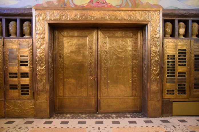 portes du crématoire la chaux de fonds cuivre repoussé suisse switzerland