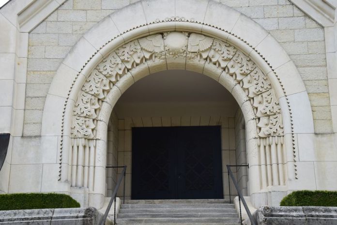 porche crématoire branche de sapin la chaux de fonds suisse switzerland