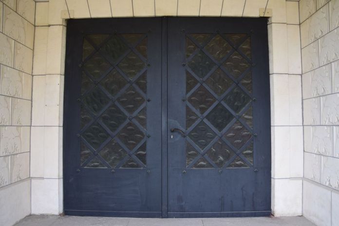 feuilles mortes crématoire la chaux de fonds suisse switzerland