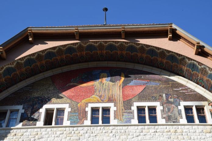 fronton arrière de la mairie du Locle suisse switzerland