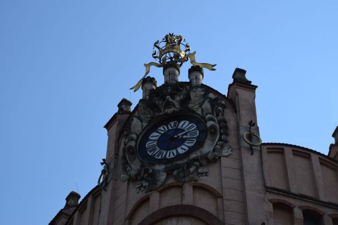 horloge académie du commerce