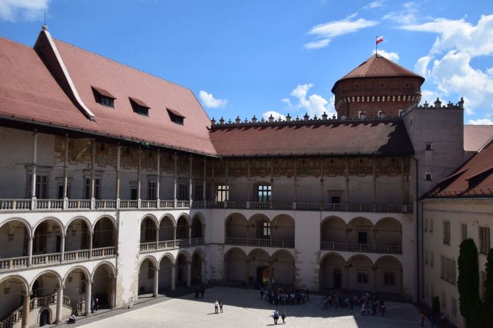 château royal cracovie protégé de l'extérieur