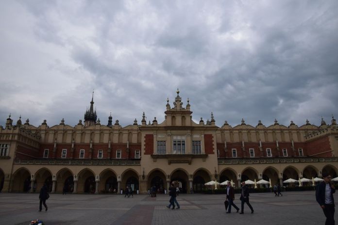 au coeur de la vieille ville de cracovie la halle aux draps