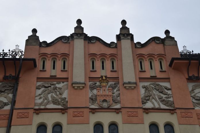 détail frises fronton vieux théâtre cracove