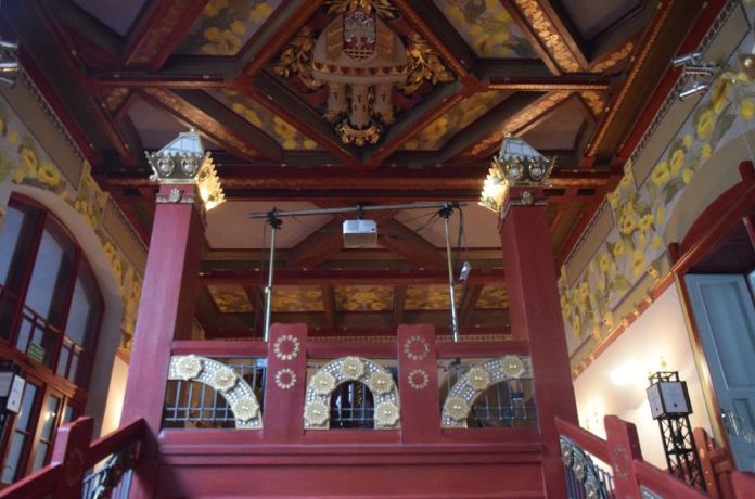 cage d'escalier éblouissante vieux théâtre cracovie