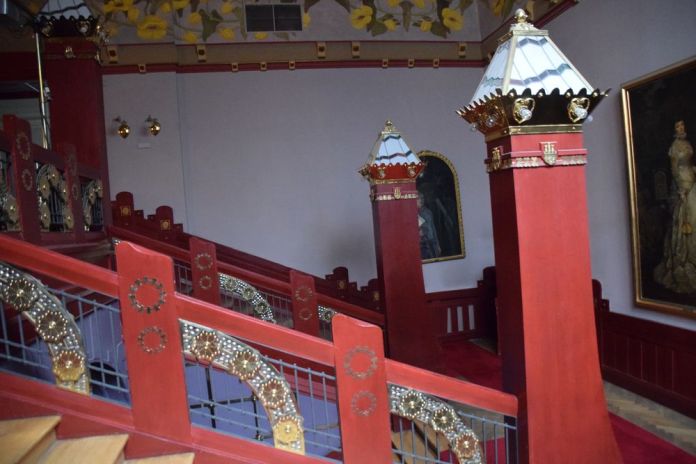 travail bois et métal escalier vieux théâtre cracovie