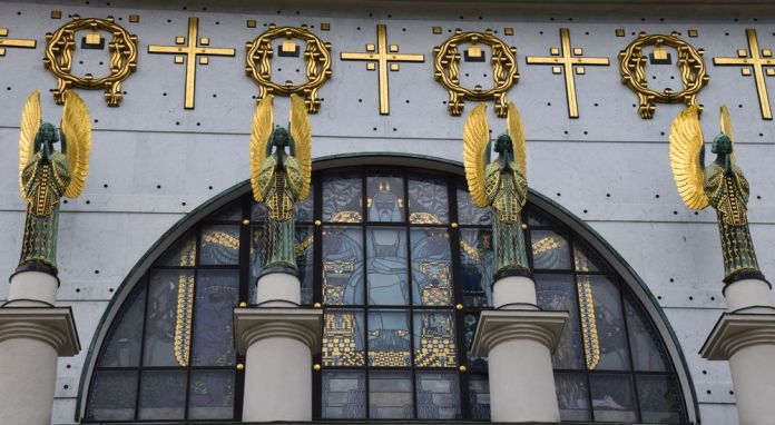 anges surveillent entrée de l'église du Steinhof vienne