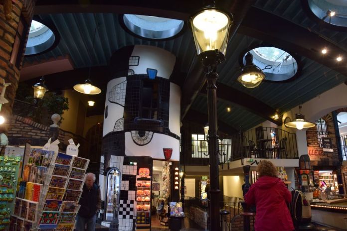 boutiques souvenirs village Hundertwasser Vienne