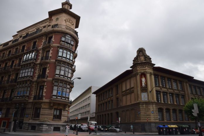 immeuble derrière la diputacion foral bilbao