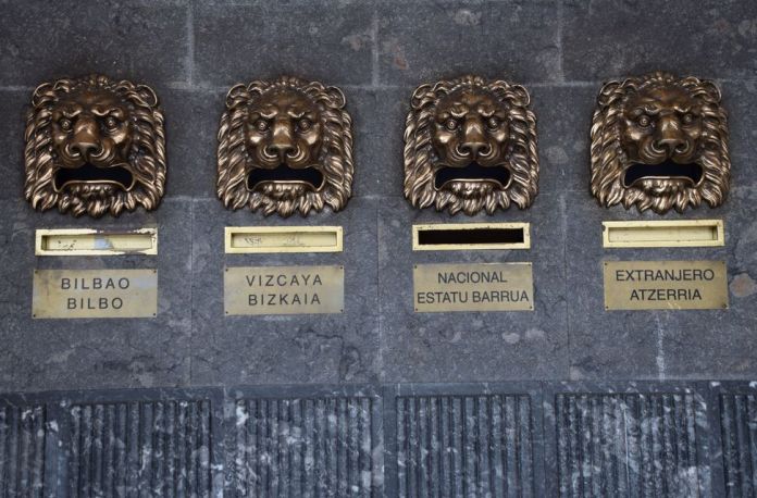 sous auvent rangée de lions poste de Bilbao