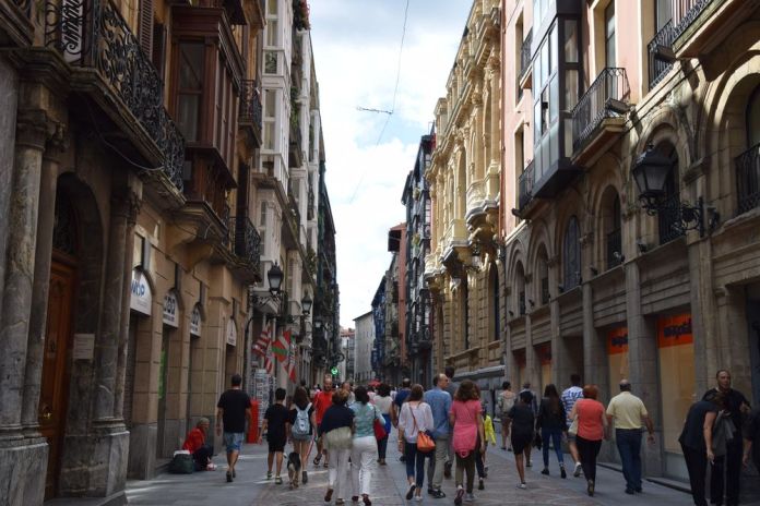 rue animée casco viejo bilbao