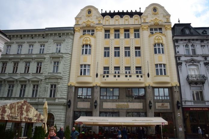 façade café roland bratislava