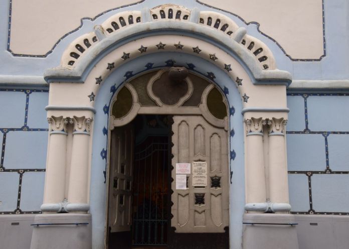 porte entrée principale église bleue bratislava