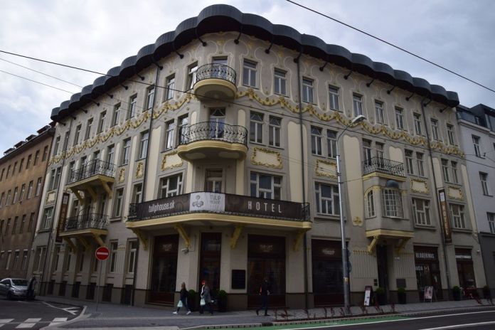 maison aux tulipes balcons bow window bratislava