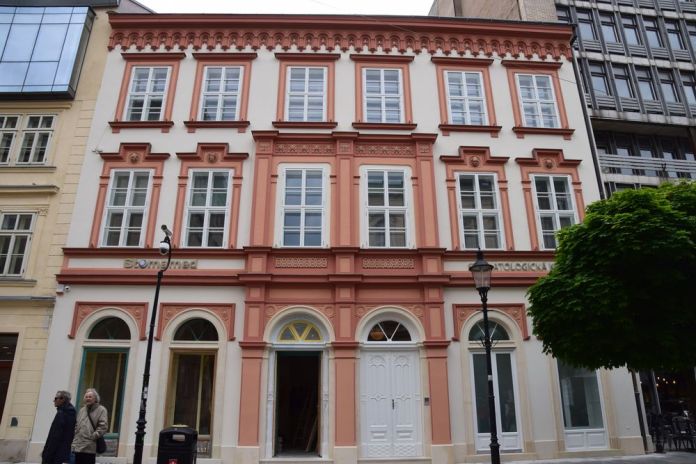 orange et blanc bratislava