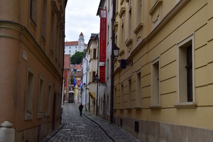 ruelle invitant à la découverte
