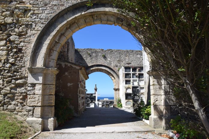 construit sur les décombres d'une ancienne église cimetière de comillas