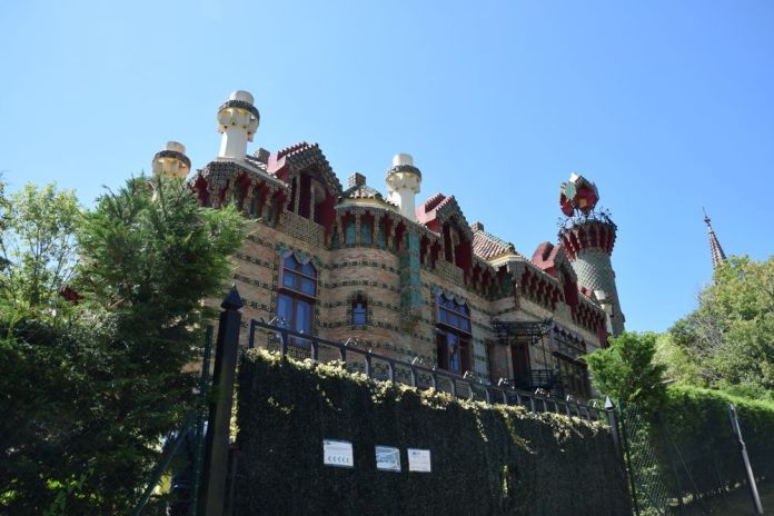 façade coté rue capricho de gaudi à comillas