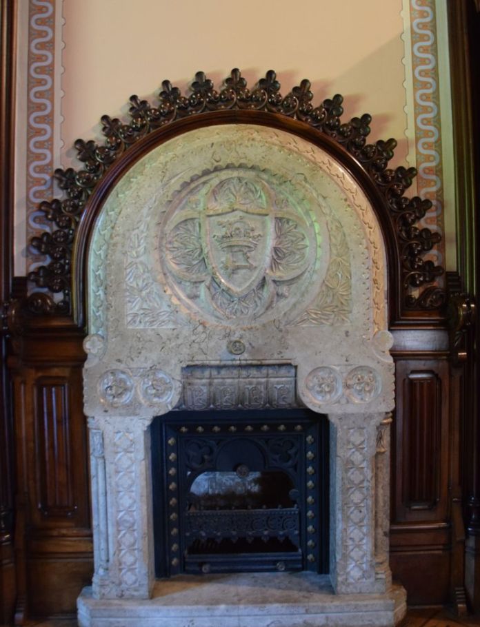 cheminée petite pièce palais sobrellano comillas