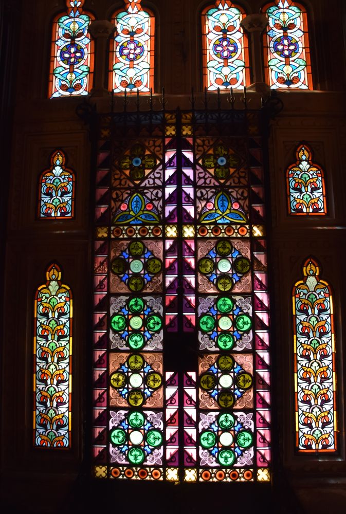 grand vitrail coloré palais de sobrellano comillas