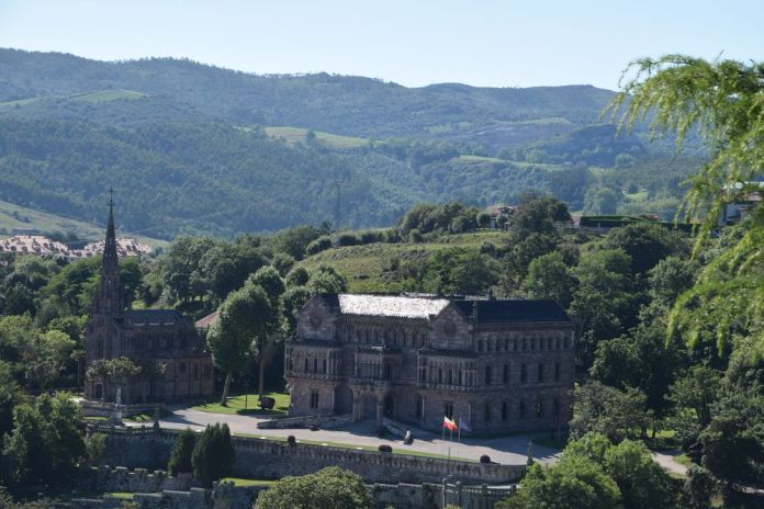 église panthéon et palais de Sobrellano comillas