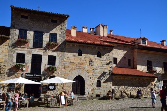 charme de santillana del mar belles pierres fontaine