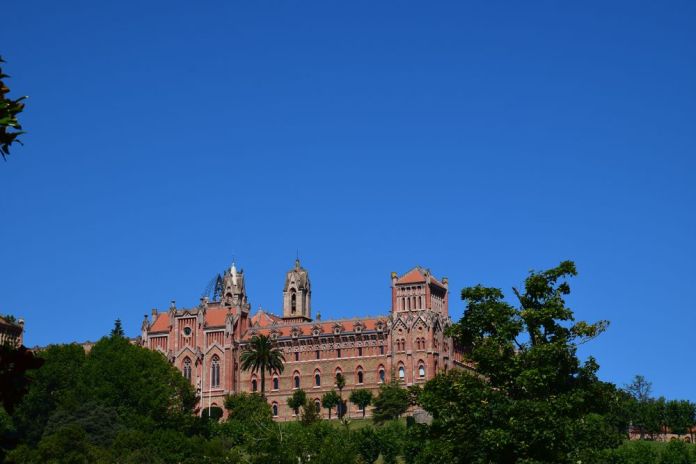 université pontificale vue depuis la ville