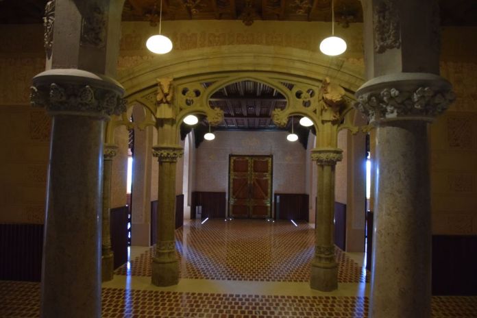 enfilade colonnes et arcs entrée université pontificale comillas