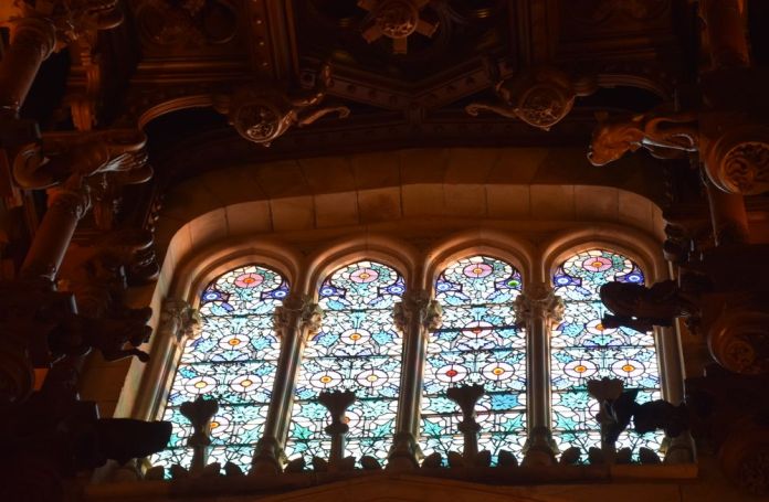 motifs chardons vitraux université pontificale Comillas