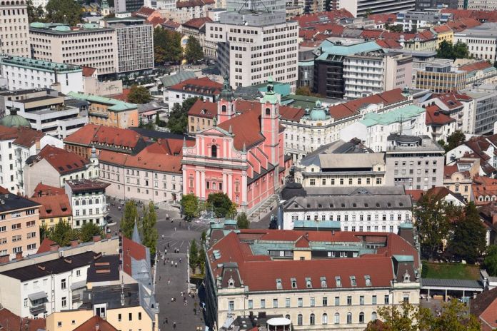 centre de Ljubljana depuis le château église franciscaine de l'annonciation à Marie