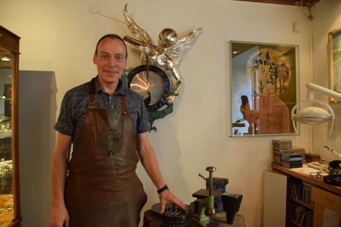 christoph steidl porenta dans sont atelier à Ljubljana