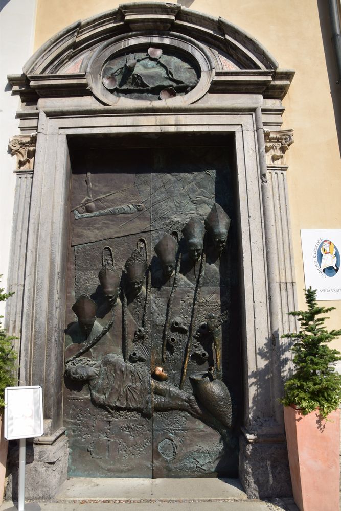 porte en relief évêques Ljubljana Saint-Nicolas