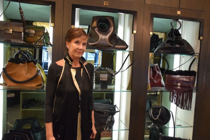 marjeta grosels devant ses créations ljubljana